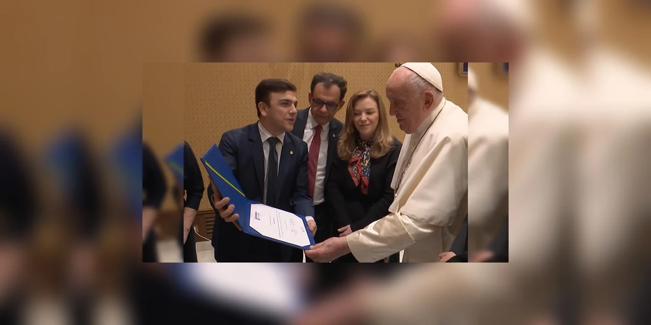 Aliel entrega homenagem em audiência com Papa Francisco