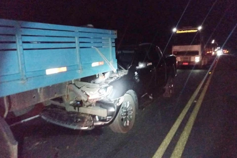 Engavetamento entre caminhões e automóvel deixa uma pessoa ferida em Porto Amazonas