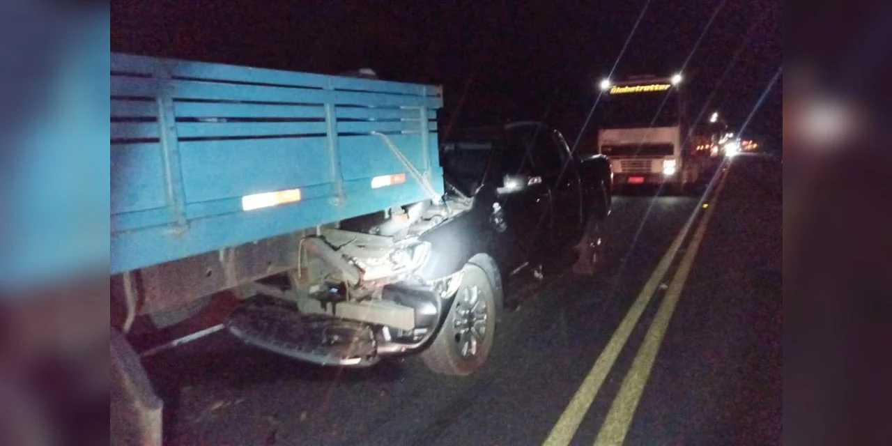 Engavetamento entre caminhões e automóvel deixa uma pessoa ferida em Porto Amazonas