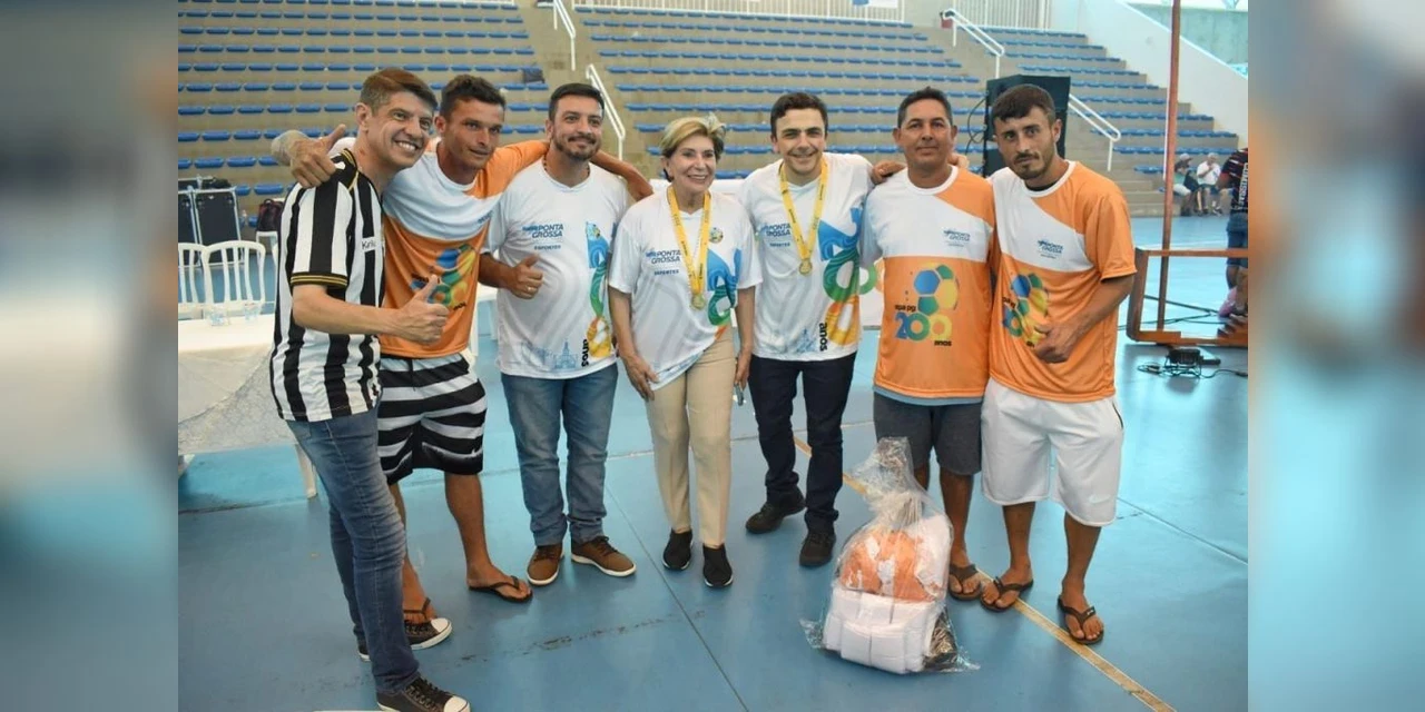 Prefeitura entrega uniformes para equipes da Copa PG 200 Anos