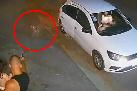 Video mostra momento que cachorro ataca PM com criança no colo e acaba morto a tiros