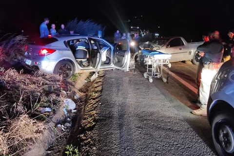 Dois carros batem de frente após ultrapassagem proibida na BR-153, diz policia