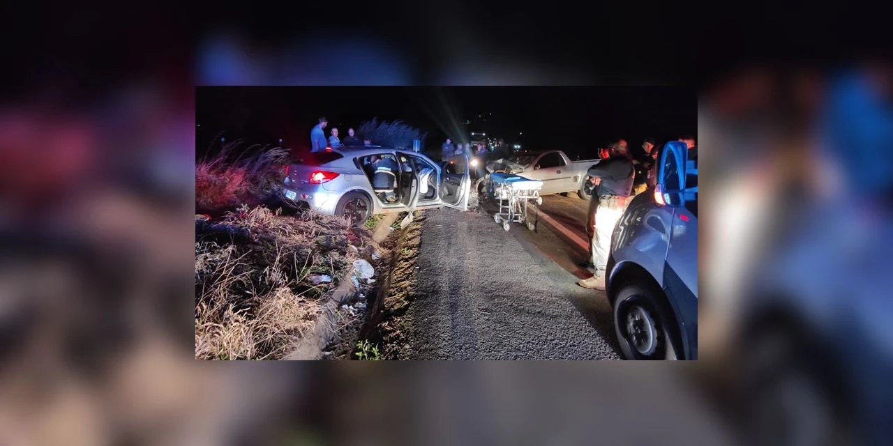 Dois carros batem de frente após ultrapassagem proibida na BR-153, diz policia
