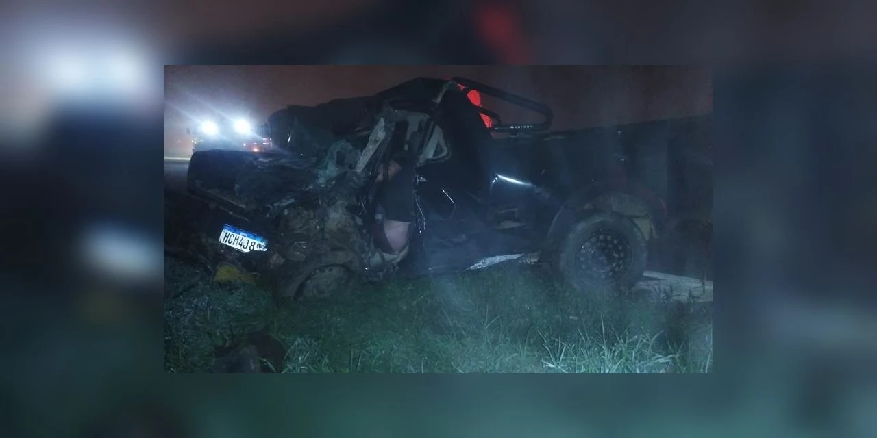 Colisão frontal entre automóvel e caminhão na PR-092 termina em morte de motorista