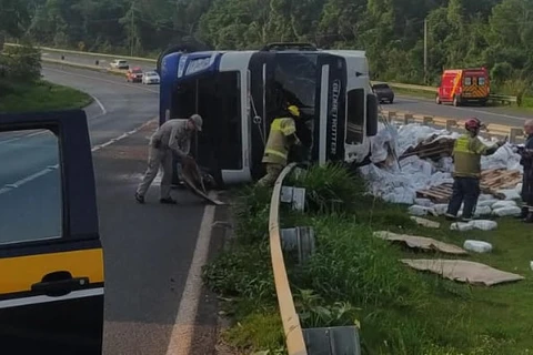 Caminhoneiro morre após carreta tombar na BR-376, em Tibagi