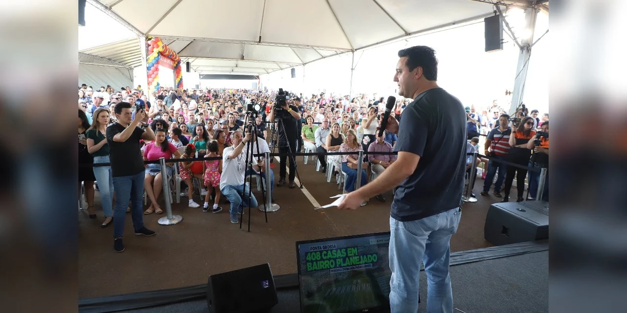 Ratinho Junior entrega 408 casas em Ponta Grossa
