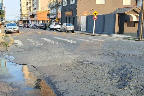 Prefeitura realiza manutenção e aplica asfalto novo em ruas de Oficinas nesta segunda