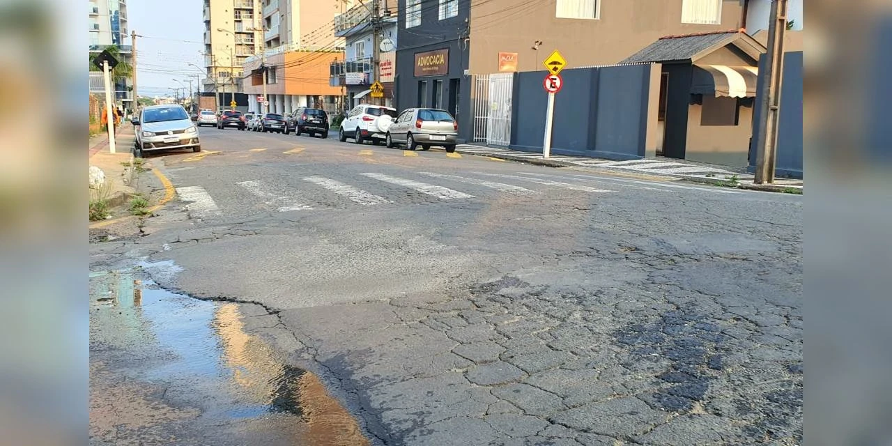 Prefeitura realiza manutenção e aplica asfalto novo em ruas de Oficinas nesta segunda
