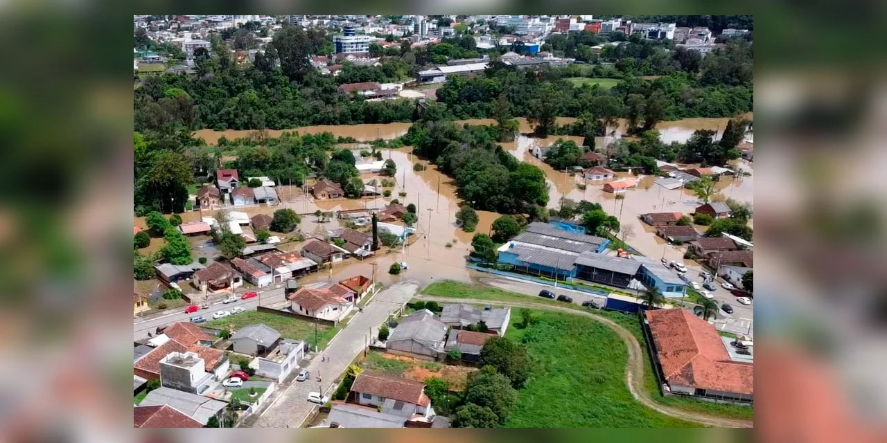 Governador determina contratação de hotéis e pousadas para desabrigados das chuvas