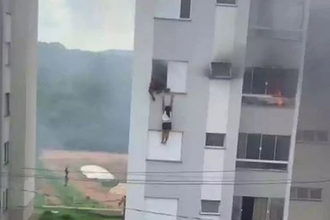 Avós pulam de prédio após criança colocar fogo em sofá; assista!