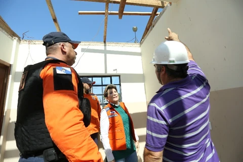Prefeita vistoria reparos em escola danificada por temporal