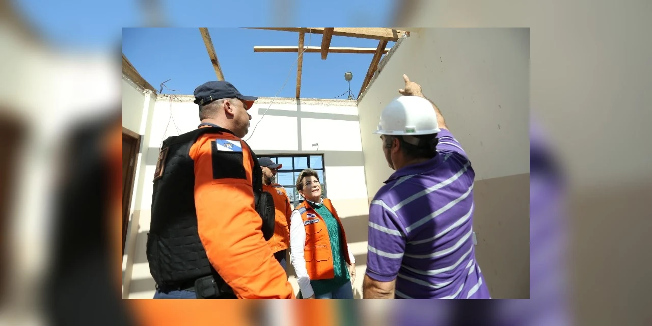 Prefeita vistoria reparos em escola danificada por temporal