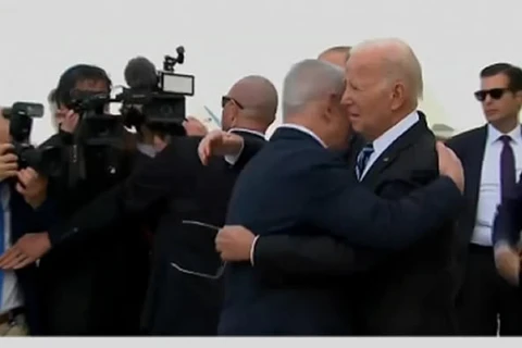 O presidente dos EUA, Joe Biden, desembarca em Tel Aviv, e é recebido por Benjamin Netanyahu