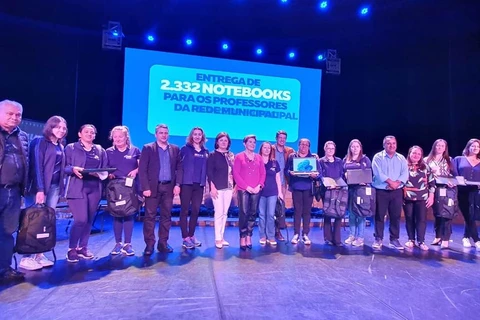 Prefeita entrega notebooks para 2.332 professores da Rede Municipal