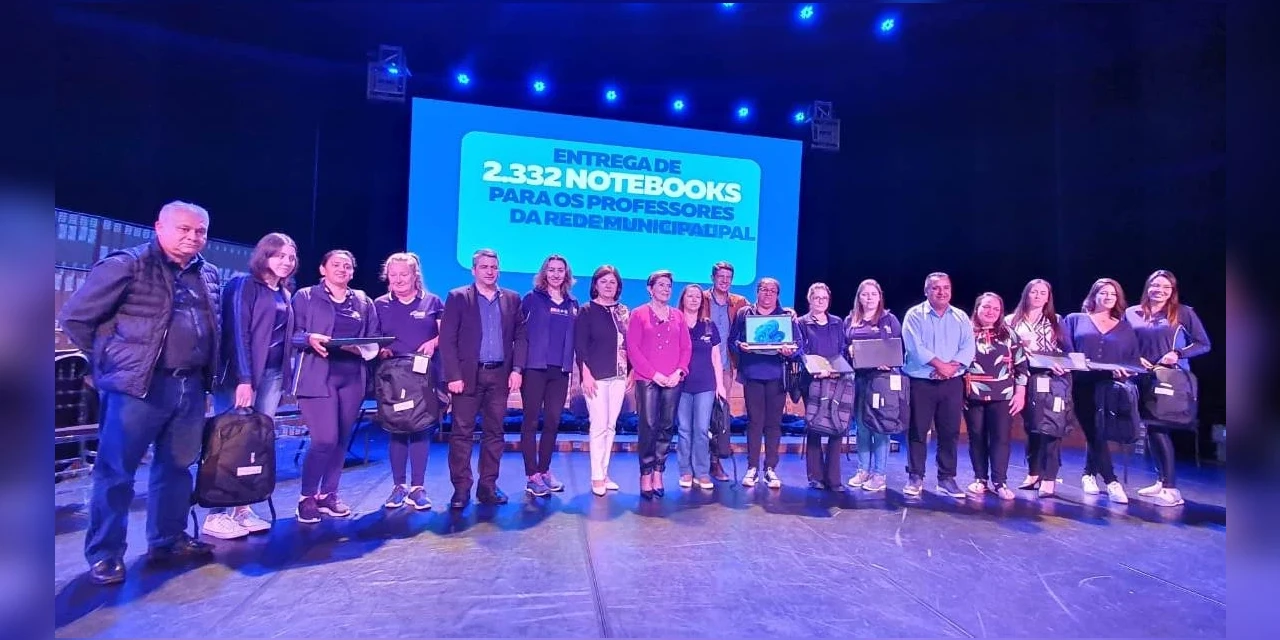 Prefeita entrega notebooks para 2.332 professores da Rede Municipal