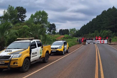 Integrantes do MST fecham a PR-170, na região de Guarapuava