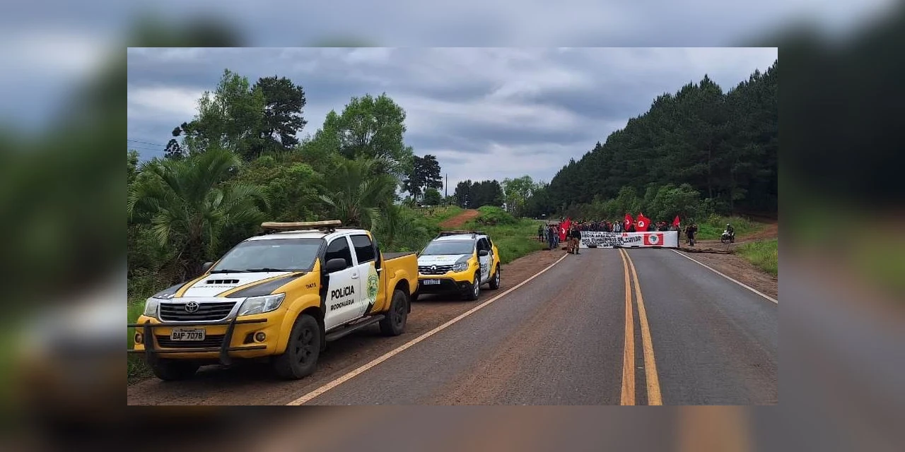 Integrantes do MST fecham a PR-170, na região de Guarapuava