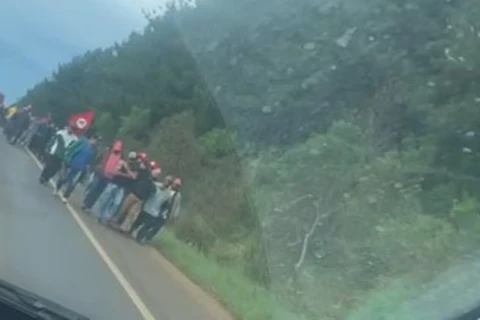 Vídeo mostra policiais rendidos por manifestantes do MST, em Guarapuava