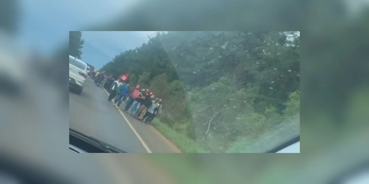 Vídeo mostra policiais rendidos por manifestantes do MST, em Guarapuava