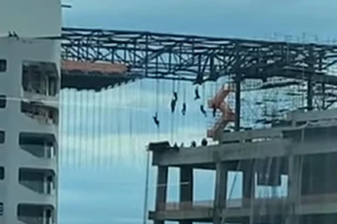 Vídeo mostra trabalhadores pendurados após desabamento em construção de SP; um trabalhador morreu
