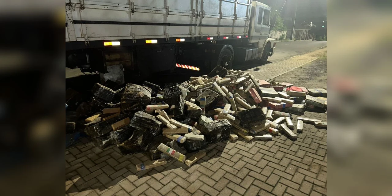 PRF encontra quase 5 toneladas de maconha em carga de trigo em Prudentópolis