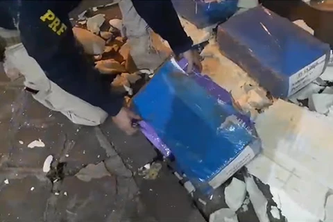 PRF apreende quase 1,5 toneladas de maconha em meio a carga de frango na BR-277, em Irati