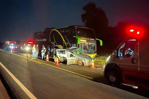 Acidente entre carro e ônibus da Princesa dos Campos deixa 1 morto e 4 feridos, em Candói
