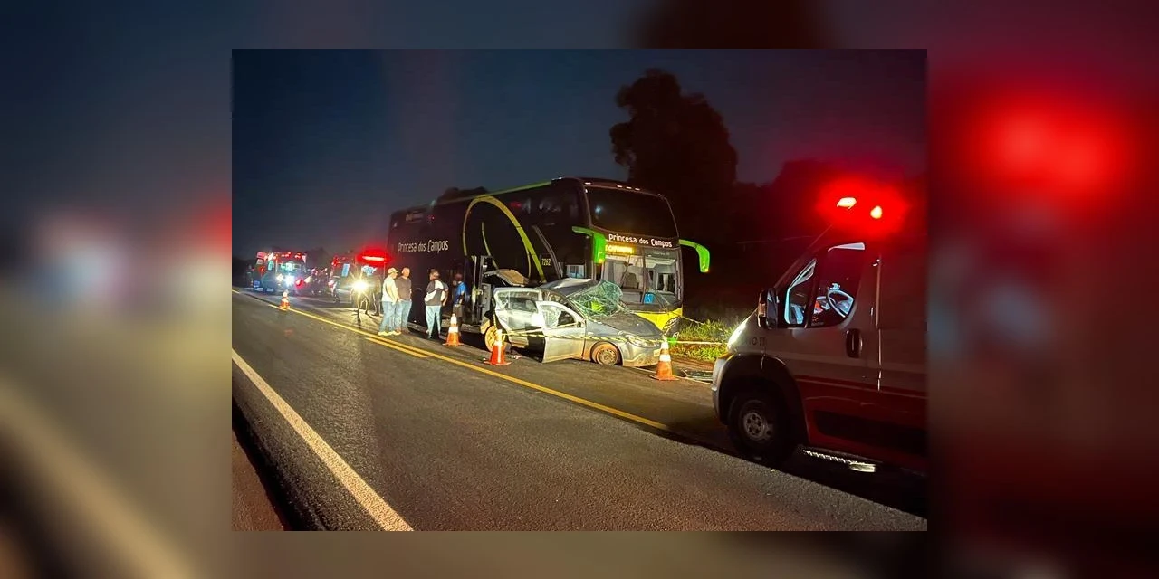Acidente entre carro e ônibus da Princesa dos Campos deixa 1 morto e 4 feridos, em Candói