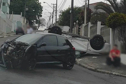 Land Rover capota após colisão em bairro de PG