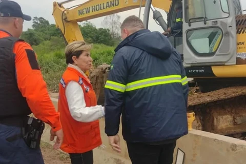Prefeita Elizabeth acompanha limpeza do Arroio da Ronda