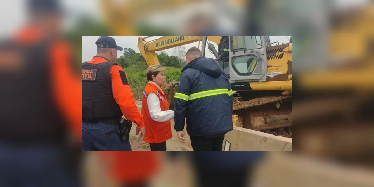 Prefeita Elizabeth acompanha limpeza do Arroio da Ronda