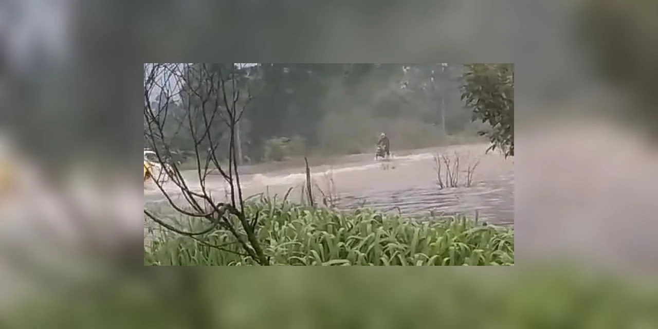 Alagamento causa interdição da PR-151 próximo ao aeroporto de PG