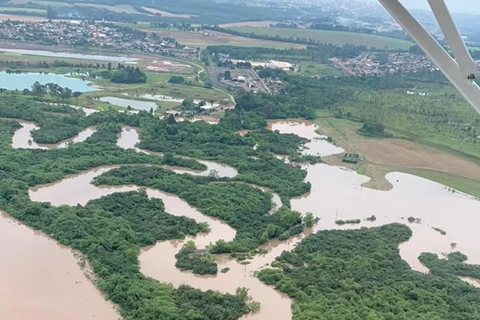 Imagens aéreas mostram alagamentos próximo ao aeroporto de PG