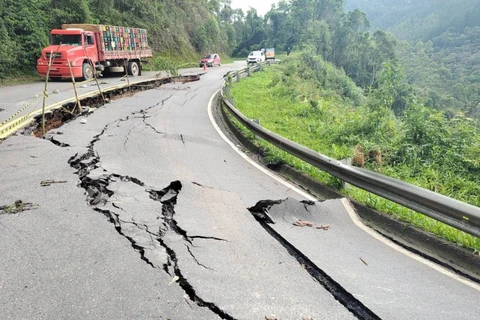 Rodovia entre Rio Branco do Sul e Cerro Azul tem bloqueio total após rachadura no asfalto