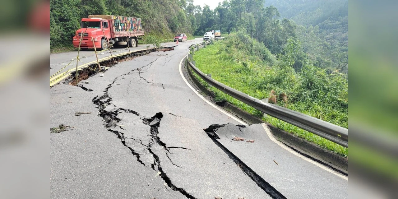 Rodovia entre Rio Branco do Sul e Cerro Azul tem bloqueio total após rachadura no asfalto
