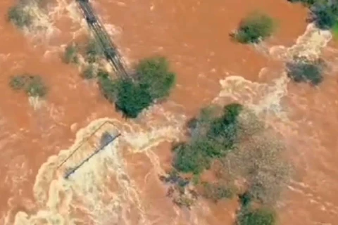 Força da água destrói passarela nas Cataratas do Iguaçu; assista!