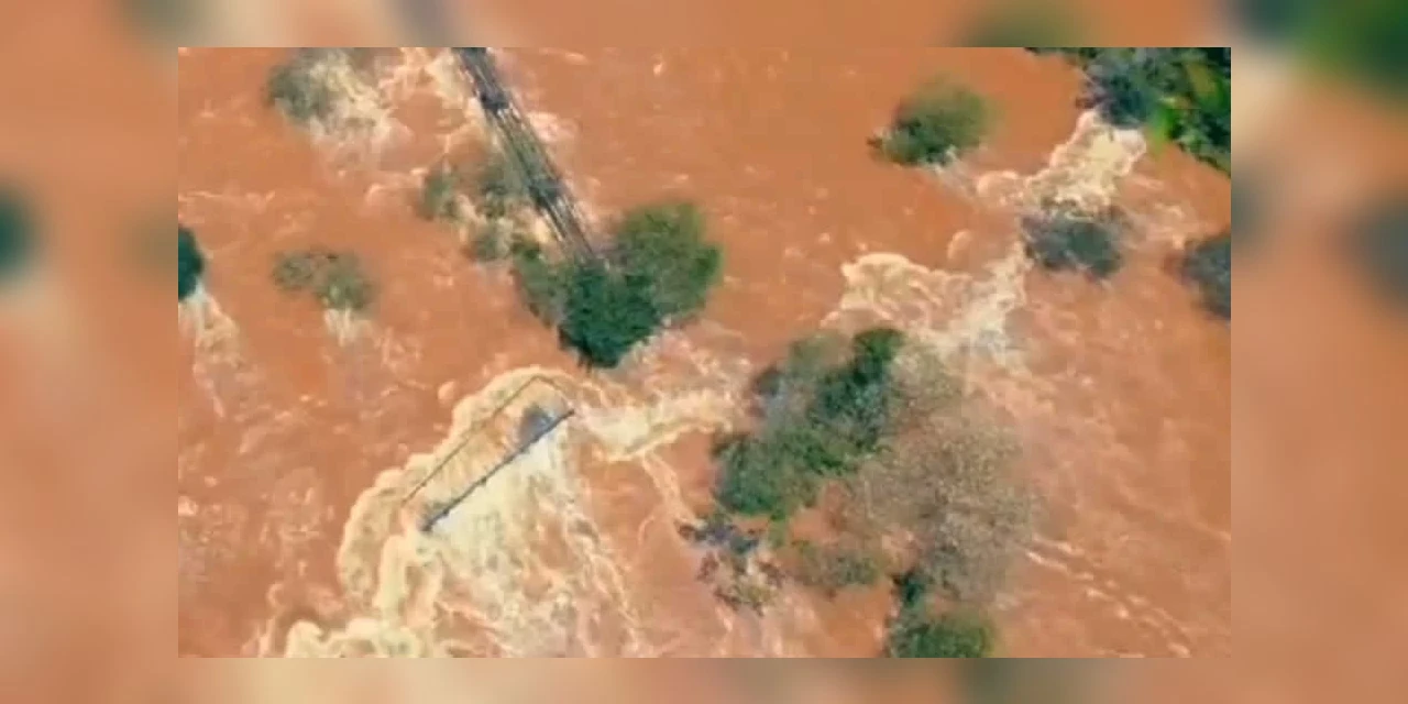 Força da água destrói passarela nas Cataratas do Iguaçu; assista!