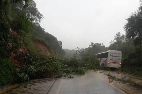 Motoristas relatam deslizamento de terra na Serra da Esperança, em Prudentópolis