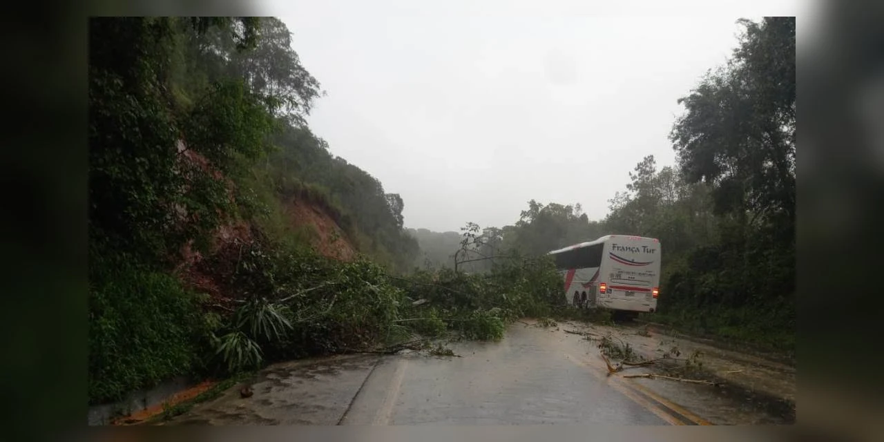 Motoristas relatam deslizamento de terra na Serra da Esperança, em Prudentópolis