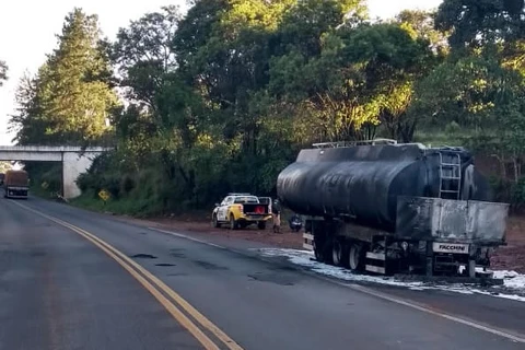 Caminhão que transportava carga de diesel pega fogo na PR-092, em Arapoti