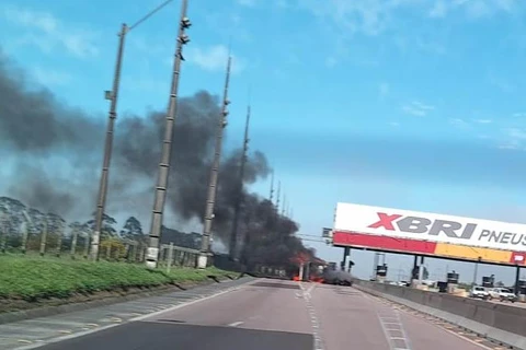 VÍDEO: Caminhão tomba, pega fogo e faz uma vítima fatal na BR-277, em São Luiz do Purunã