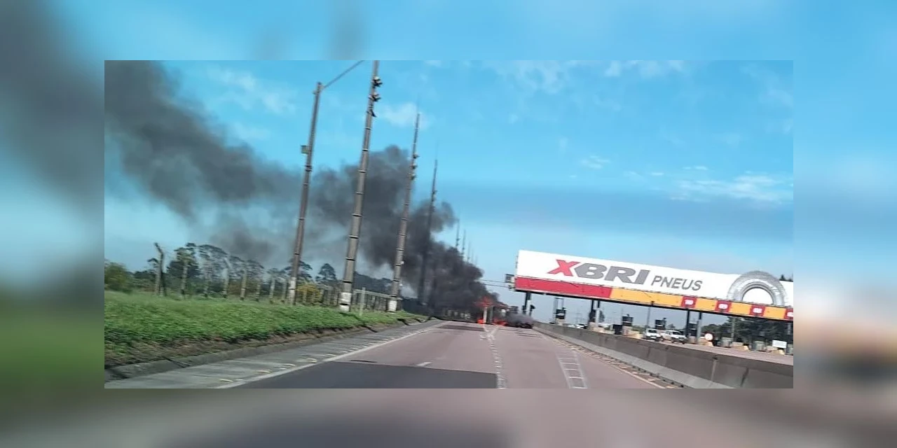 VÍDEO: Caminhão tomba, pega fogo e faz uma vítima fatal na BR-277, em São Luiz do Purunã