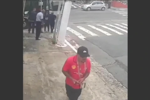 VIDEO: ladrão tenta roubar moça em plena luz do dia, mas é impedido por passageiros de um ônibus