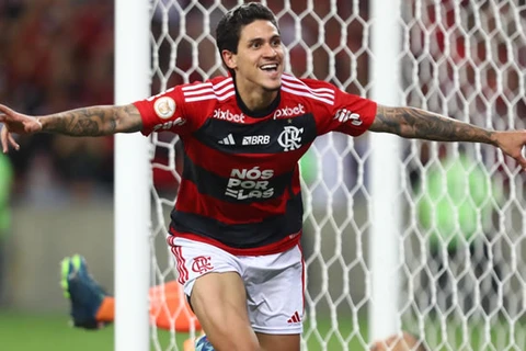 Flamengo vence Palmeiras po 3 a 0 e acirra disputa pelo título do Brasileirão