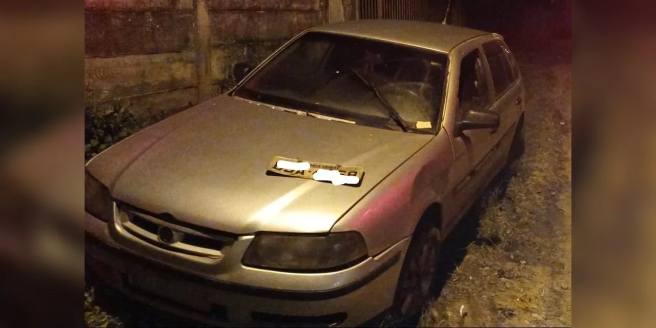GCM recupera carro roubado que estava sendo desmanchado em rua de PG