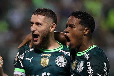 Palmeiras vence Inter por 3 a 0 e assume liderança do Brasileirão