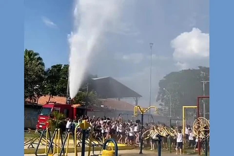Vídeo mostra criançada se refrescando com ajuda do Corpo de Bombeiros