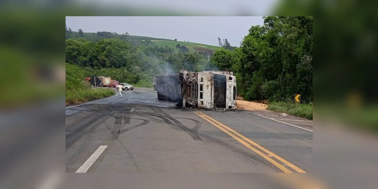 Caminhão pega fogo após bater em camionete e tombar na BR-373, em Guamiranga