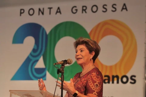 Prefeita Elizabeth recebe prêmio por gestão inovadora no Paraná