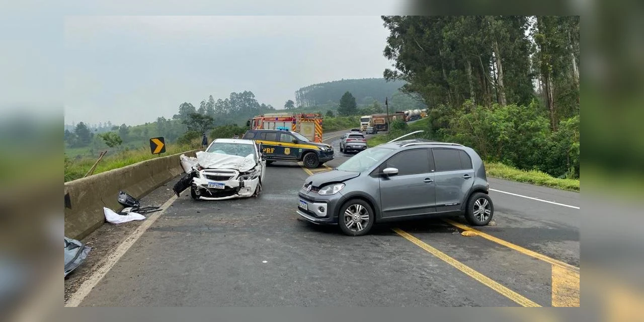 Colisão entre dois automóveis deixa dois mortos na BR-376, em Ortigueira